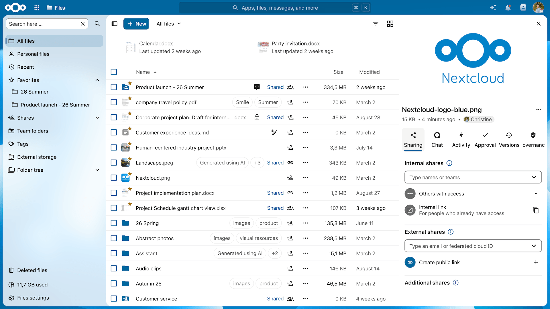 Files interface with folders, file sizes, modification dates and a sidebar for internal and external sharing.